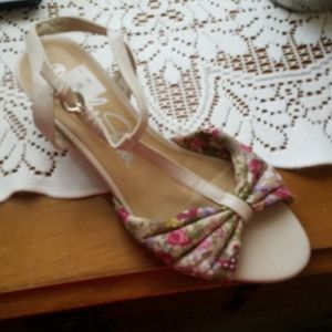 Sandals rose tapestry cloth, slight heel